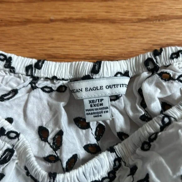 👚3/$20 👚 American Eagle Outfitters Cropped Floral Embroidered Eyelet Shirt - Picture 3 of 5